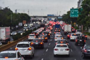 Tráfico y lluvias saturan movilidad en principales ejes viales de CDMX