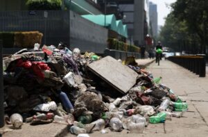 La otra cara de la celebración: festejos por triunfo de México dejaron 40 toneladas de basura en el Centro de CDMX