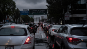 Lluvia y marchas saturan vialidades con cierres en Línea 2 del Metro