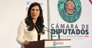 Kenia López Rabadán cuestiona al INE por sancionar la crítica política