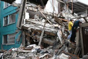 Colombia retira escombros tras terremoto; aún buscan sobrevivientes