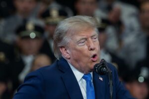 Trump amenaza con bombardear Omán por diálogo con Irán