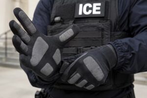 Rechazan en EEUU compra de guantes electrochoque para ICE por 8 millones