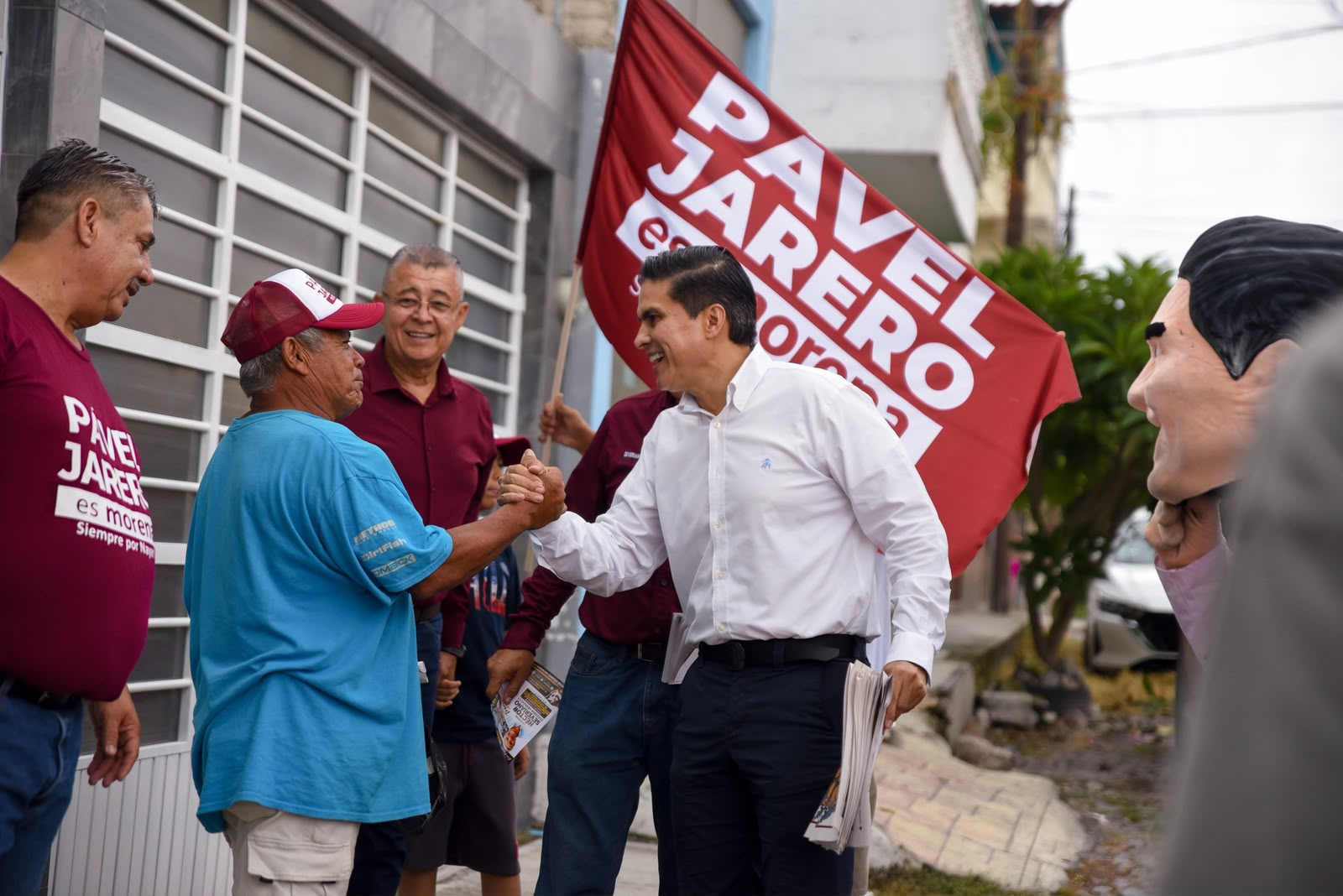 Pável Jarero conversa con vecinos durante un recorrido por la colonia Amado Nervo de Tepic